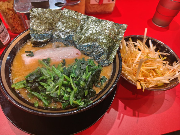 「ラーメン➕赤ネギ➕ほうれん草」@カズ家 行徳店の写真