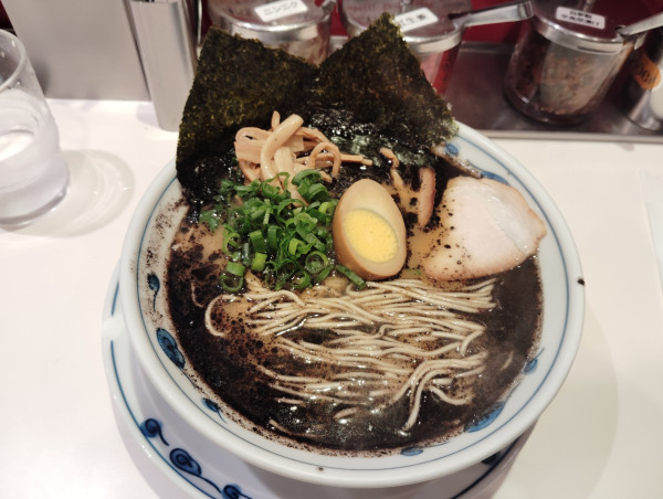 「豚骨ラーメン　850円　　ブラックへ変更　150円」@らあめん 渋英の写真
