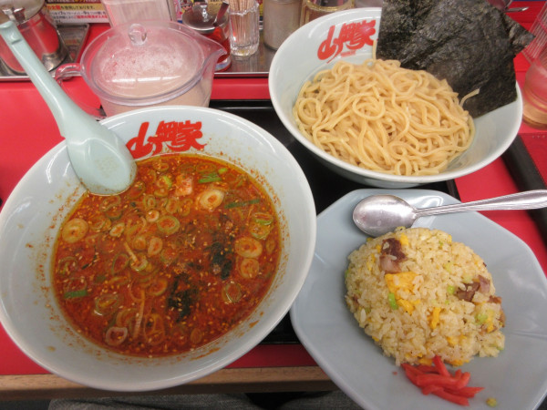 「辛味噌つけ麺（９９０円）＋チャーハン３７０円」@ラーメン山岡家 阿見店の写真