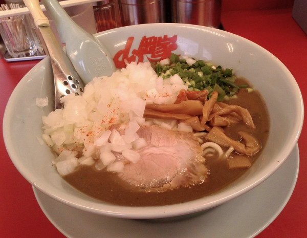 「鬼煮干しラーメン(930円)+玉ねぎ(150円)」@ラーメン山岡家 長岡堺店の写真