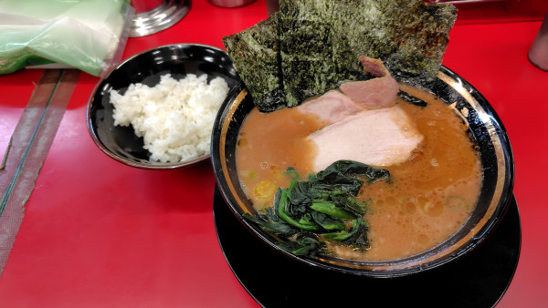 「ラーメン950円と半ライス」@柏 王道家の写真