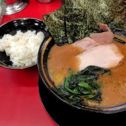 ラーメン950円と半ライス