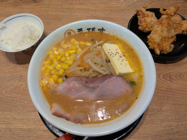 「バターコーン味噌󠄀(並盛)＋半ライス＋旨塩唐揚げ(1個)」@味噌ラーメン ゑびす 春日井西山店の写真