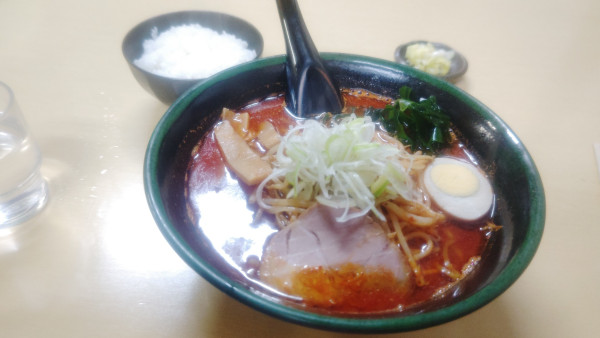 「鉄火麺１０００円小ライス１５０円」@味源 河辺店の写真
