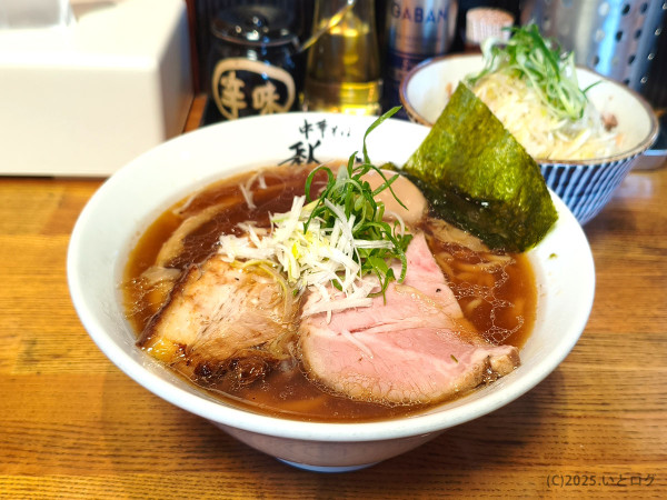 「醤油そば（＋味玉）」@中華そば 秋山の写真