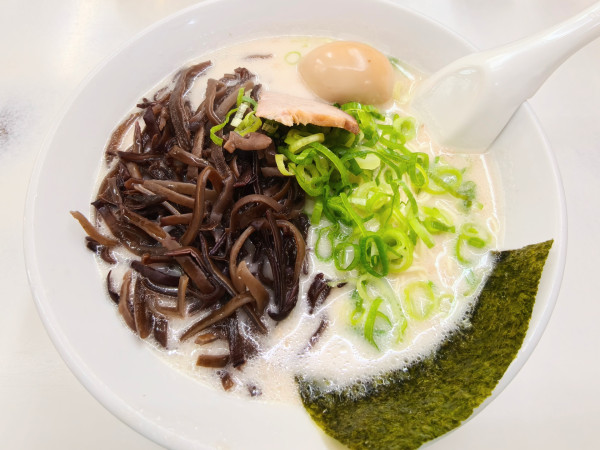 「きくらげラーメン＋味付け玉子」@博多天神 渋谷南口店の写真