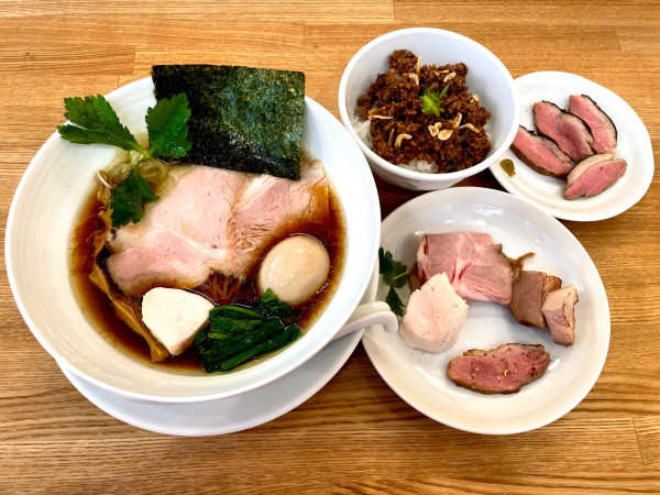 「味玉肉増し醤油そば+鴨チャー」@中華そば きなりの写真