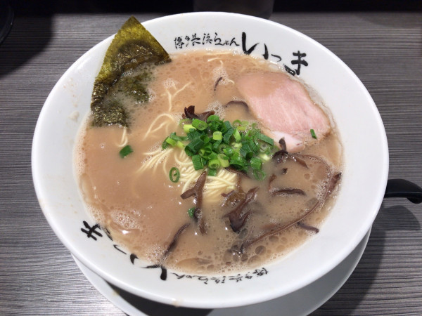 「らーめん(ふつう)+替玉×2(ふつう) 1010円」@博多長浜らーめん いっき 戸塚安行店の写真