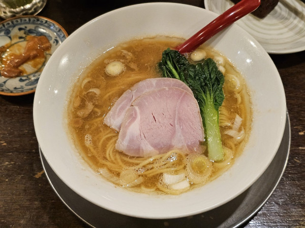 「豚骨醤油そば」@立ち呑み居酒屋 金町製麺の写真