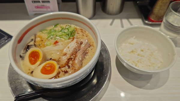 「成ル麺。極味（味玉）+小ライス」@らあ麺ダイニング偽セバ成ル。KAKERUの写真