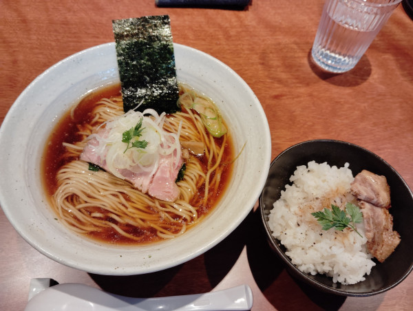 「醤油らぁ麺　　1200円  バターご飯　300円」@麺屋 さくら井の写真