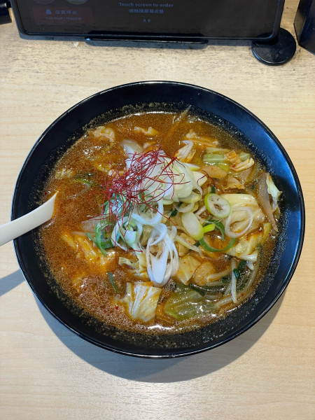 「牛ホルモン醤油らーめん(1030円)期間限定」@伝丸 岡津店の写真