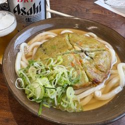 緑のてんぷらうどん530円+瓶ビール500円