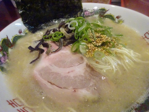 「豚骨ラーメン　950円」@月曜日は豚骨ラーメンの写真