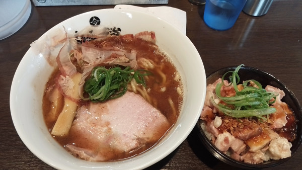 「魚介出汁醤油　ら～麺」@麺屋吟治の写真