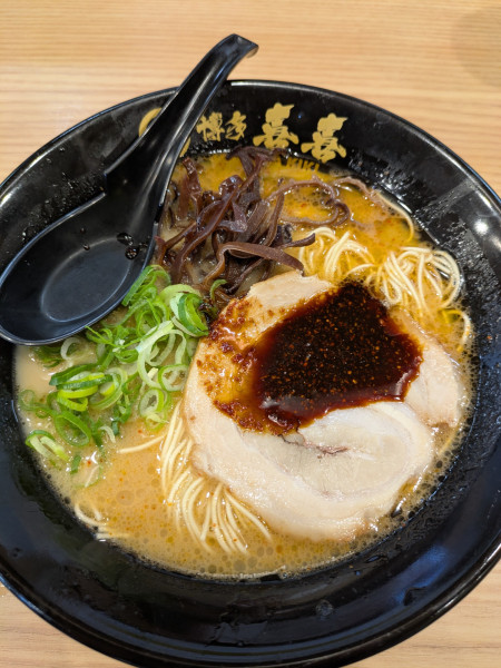 「黒ラーメン＋替玉¥970」@純粋とんこつ 博多喜喜 加治木バイパス店の写真