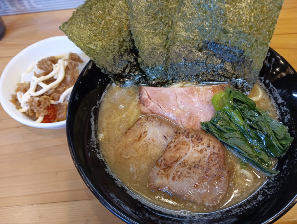 「豚骨醤油ラーメン+半ライス（¥980+ランチタイムサービス）」@蕾 分家の写真