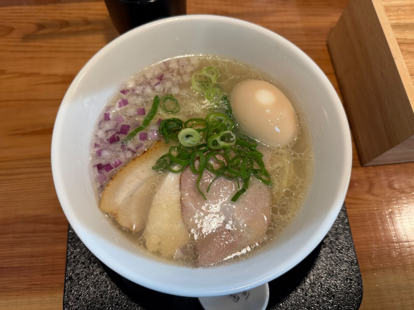 「貝出汁中華そば(塩) 980円+チラシ持参特典無料味玉」@貝麺 ふか川の写真
