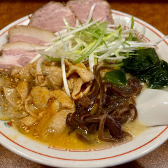 ラーメン・ホルモン焼肉育元の写真