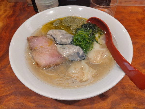 「【限定】牡蠣そば¥1500+牡蠣のコンフィ+海老ワンタン」@三馬路 東京店の写真