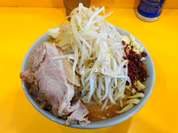 「ホワイトアウト（1,350円）ニンニク」@ラーメン二郎 八王子野猿街道店2の写真