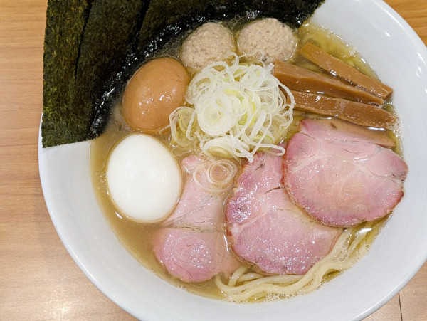 「全部のせ塩らーめん（燻製たまご）＋塩たまご」@しののめヌードルの写真