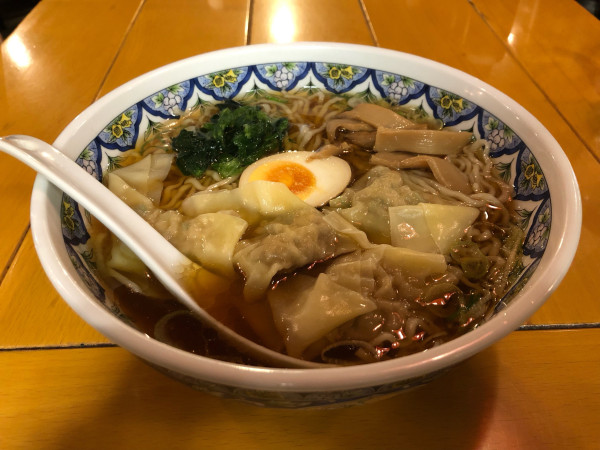 「正油ワンタン麺」@中国ラーメン 揚州商人 町田店の写真
