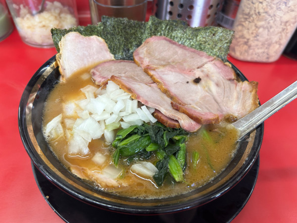 「チャーシューメン3枚　肩ロース　タマネギ　カタオオ」@家系ラーメン 王道家の写真