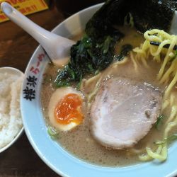 （豚骨）醤油ラーメン＋ランチ無料小ライス(900)
