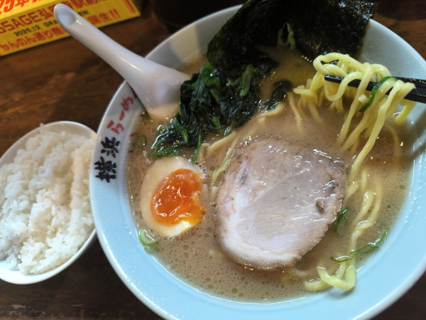 「（豚骨）醤油ラーメン＋ランチ無料小ライス(900)」@壱八家 弘明寺店の写真