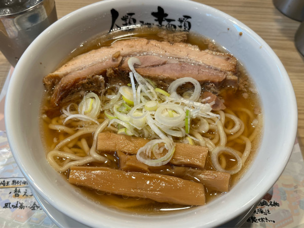 「らーめん macro 厚切り焼豚のせ+替え玉」@人類みな麺類 埼玉川口店の写真