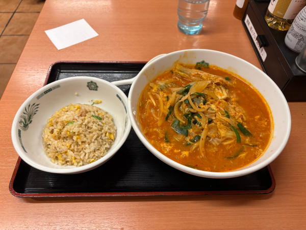 「チゲ味噌ラーメン + 半炒飯」@日高屋 三鷹南口中央通店の写真