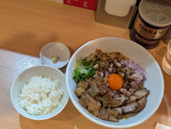 「チャーシューまぜそばどて焼き乗せミニご飯付」@RAMEN ガモウスマイルの写真