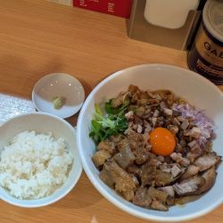 チャーシューまぜそばどて焼き乗せミニご飯付