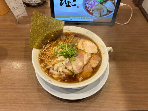 「熟成醤油らぁ麺　大盛無料　900円」@らぁ麺 ひよこの写真