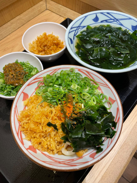 「ぶっかけ 温•小 290円（30円割引クーポン利用）」@丸亀製麺 羽田空港第2ビル店の写真