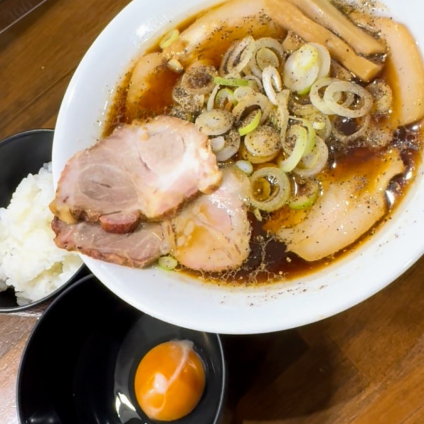 「【限定】三代目流 ブラックラーメン（小ライス•生卵付）千円」@三代目 むじゃきの写真