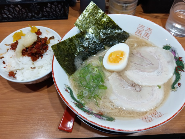 「豚骨ラーメン・やわ+御飯・小（¥900+200）」@豚骨発祥 久留米ラーメン くるめやの写真