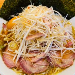 全部のせ醤油らーめん、麺大盛り、ネギ、実山椒つくね