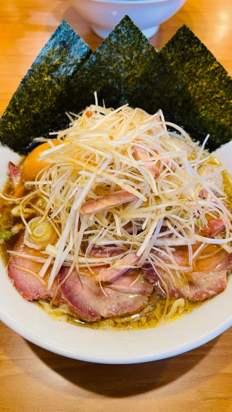 「全部のせ醤油らーめん、麺大盛り、ネギ、実山椒つくね」@しののめヌードルの写真