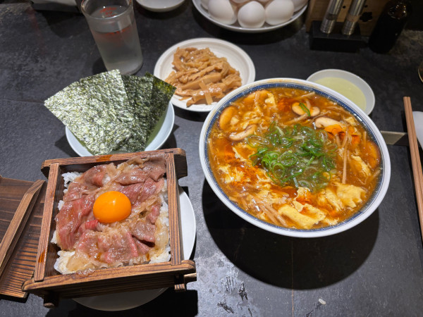 「酸辣湯麺(1300)黒毛和牛せいろご飯(550)」@駄目な隣人の写真