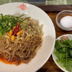 麻辣・汁なし担々麺　パクチー・温泉卵付き　￥１５５０