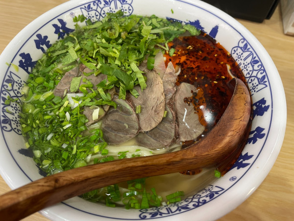 「元祖牛肉麺・香菜多め：980円」@蘭州陳記牛肉麺 池袋本店の写真