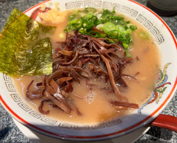 「とんこつラーメン (+きくらげ、にんにく)」@カウンターアタックの写真