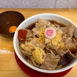 肉めん(麺少なめ)+玉(生玉子)