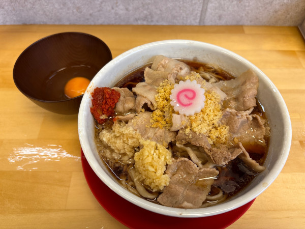 「肉めん(麺少なめ)＋玉(生玉子)」@肉めん 肉めし NO11の写真