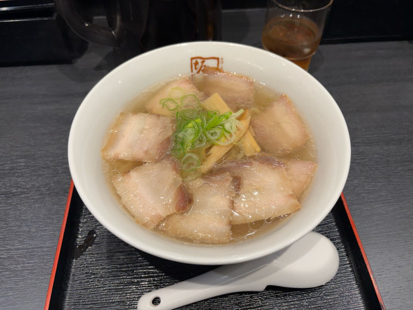 「8枚焼豚塩ラーメン」@喜多方ラーメン坂内 吉祥寺南口店の写真