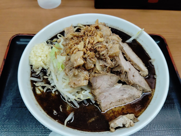 「黒MAX　　1050円　肉アブラカス　50円」@肉煮干中華そば 鈴木ラーメン店の写真