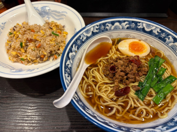 「【ランチセット】台湾ラーメン＆チャーハン935円」@中山飯店の写真