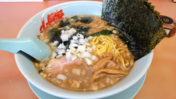 「プレミアム醤油とんこつ＋海苔」@ラーメン山岡家 笛吹店の写真